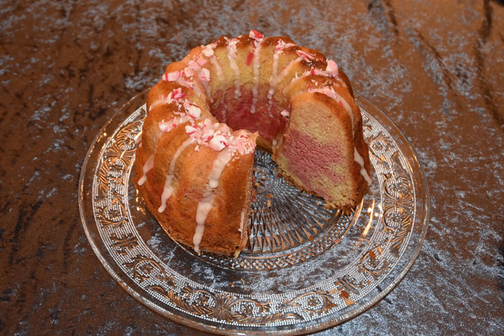 Candy- cane formkake Ingredienser 350 g Smør 5 dl Sukker 4 Egg 1 ss vaniljesukker ½ ts Peppermynte ekstrakt (valgfritt) 7 ½ dl Hvetemel 6 ss Maisenna 2 ts Bakepulver 2 ½ dl Melk Konditorfarge (rød) Glasur og pynt: Melis Vann 2 ss Candy canes (knuste) https://heidisboble.no/ @heidisboble