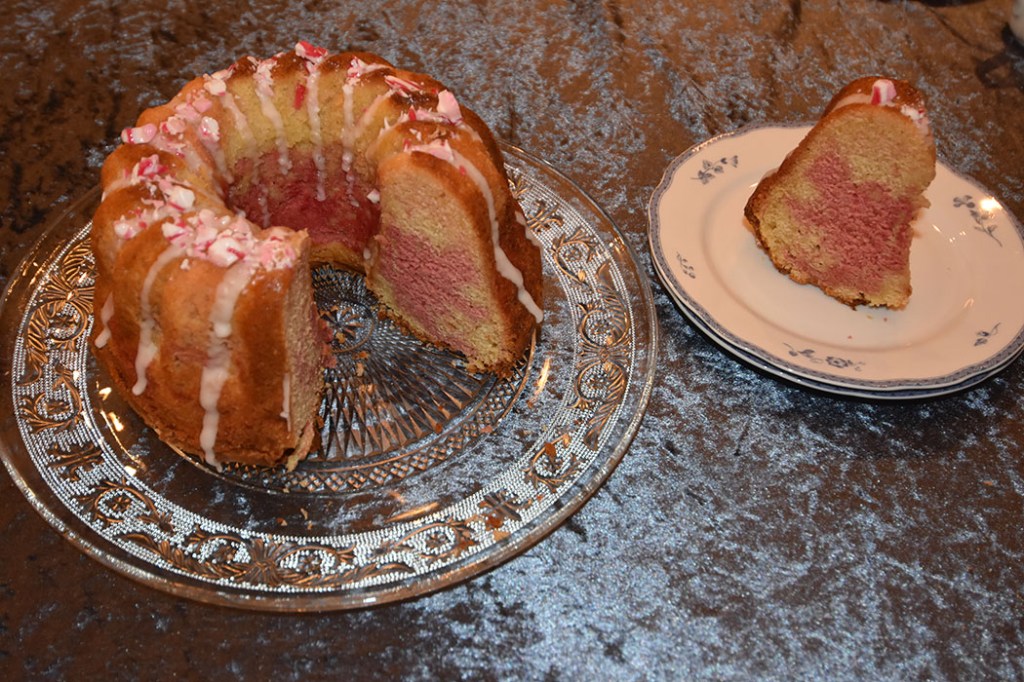 Candy- cane formkake Ingredienser 350 g Smør 5 dl Sukker 4 Egg 1 ss vaniljesukker ½ ts Peppermynte ekstrakt (valgfritt) 7 ½ dl Hvetemel 6 ss Maisenna 2 ts Bakepulver 2 ½ dl Melk Konditorfarge (rød) Glasur og pynt: Melis Vann 2 ss Candy canes (knuste) https://heidisboble.no/ @heidisboble