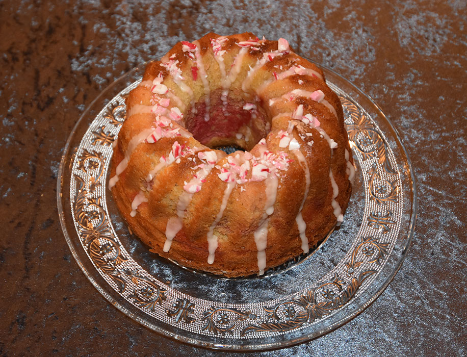 Candy- cane formkake Ingredienser 350 g Smør 5 dl Sukker 4 Egg 1 ss vaniljesukker ½ ts Peppermynte ekstrakt (valgfritt) 7 ½ dl Hvetemel 6 ss Maisenna 2 ts Bakepulver 2 ½ dl Melk Konditorfarge (rød) Glasur og pynt: Melis Vann 2 ss Candy canes (knuste) https://heidisboble.no/ @heidisboble