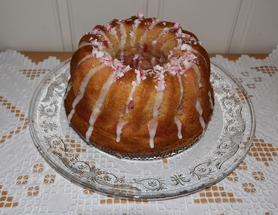 Candy- cane formkake Ingredienser 350 g Smør 5 dl Sukker 4 Egg 1 ss vaniljesukker ½ ts Peppermynte ekstrakt (valgfritt) 7 ½ dl Hvetemel 6 ss Maisenna 2 ts Bakepulver 2 ½ dl Melk Konditorfarge (rød) Glasur og pynt: Melis Vann 2 ss Candy canes (knuste) https://heidisboble.no/ @heidisboble