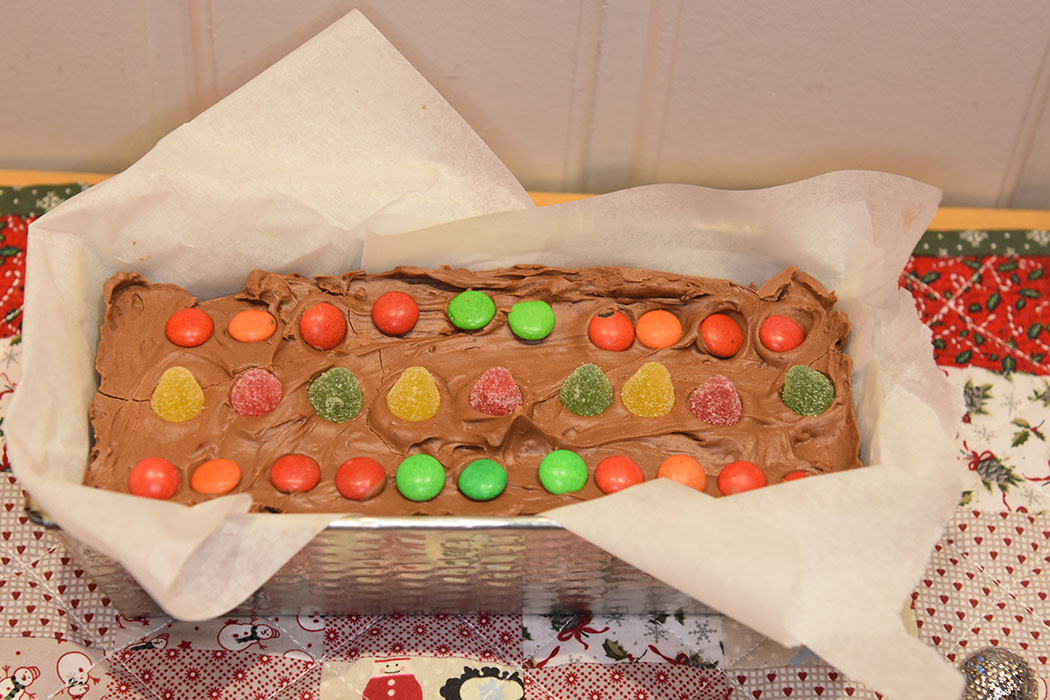 Delfiakake  Ingredienser  2 pl	Kokesjokolade 4 ss	Sterk kaffe 250 g	Delfiafett 2 	Egg  2-3 ss	Sukker ½ pk	Søt kjeks (Per) 100 g	Marsipan 1 pose	Geletopper  https://heidisboble.no/ @heidisboble