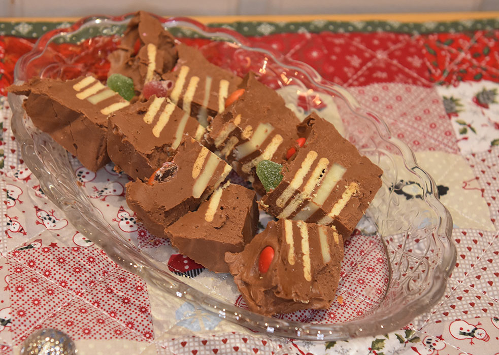 Delfiakake Ingredienser 2 pl Kokesjokolade 4 ss Sterk kaffe 250 g Delfiafett 2 Egg 2-3 ss Sukker ½ pk Søt kjeks (Per) 100 g Marsipan 1 pose Geletopper https://heidisboble.no/ @heidisboble