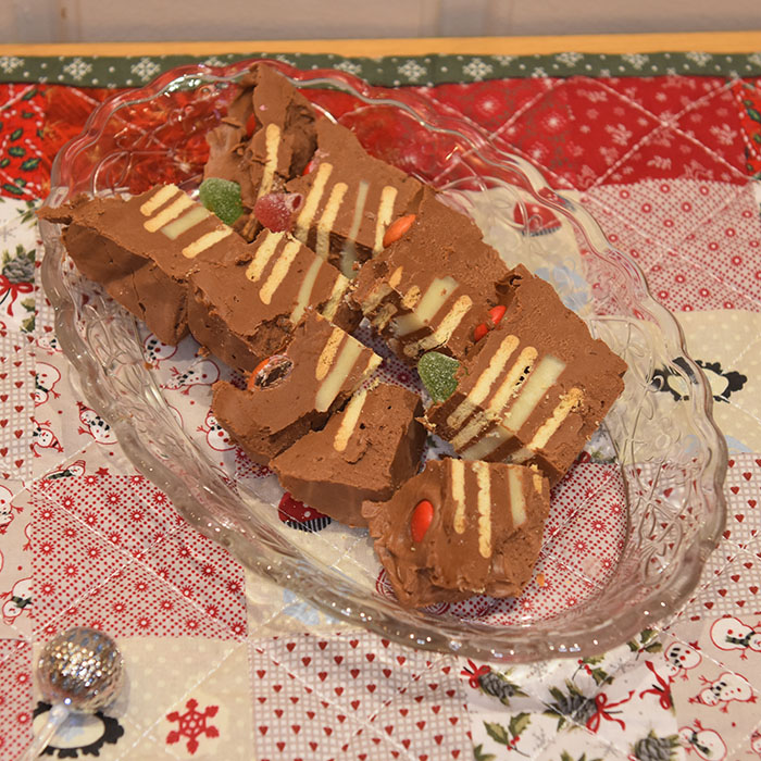 Delfiakake Ingredienser 2 pl Kokesjokolade 4 ss Sterk kaffe 250 g Delfiafett 2 Egg 2-3 ss Sukker ½ pk Søt kjeks (Per) 100 g Marsipan 1 pose Geletopper https://heidisboble.no/ @heidisboble