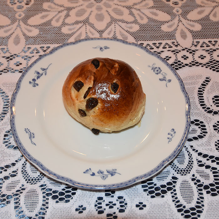 Boller med Rosine Porsjoner Tid Vanskelighetsgrad 20 3 ½ timer Enkel Ingredienser 20 g Havregryn 5 ½ dl Vann 1 pakke Gjær 1 dl Olje (raps) 200 g Sukker 5 g Gjær 20 g Kardemomme 1 kg Hvetemel 350 g Rosiner (valgfritt) Egg til pensling (valgfrittI https://heidisboble.no/ @heidisboble