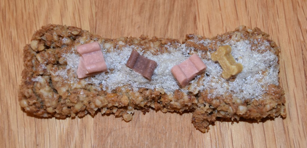 Leverpostei bein (hundekjeks) Ingredienser 1 Egg 300 g Leverpostei 500 g Havregryn (lettkokte) 300 g Cottage cheese 1 dl Olje (raps, soya, solsikke) Potetmel (til utkjevling) Pynt (valgfritt): 1 Eggehvite Hundegodbiter (små, kjøpte) Liver bones (dog treats) Ingredients: 1 Egg 300 g Liver pate 500 g Oatmeal 300 g Cottage cheese 1 dl Oil (rapeseed, soy, sunflower) Potato flour (for rolling) Decorations (optional): 1 Egg white Dog treats (small bought) https://heidisboble.no/ @heidisboble