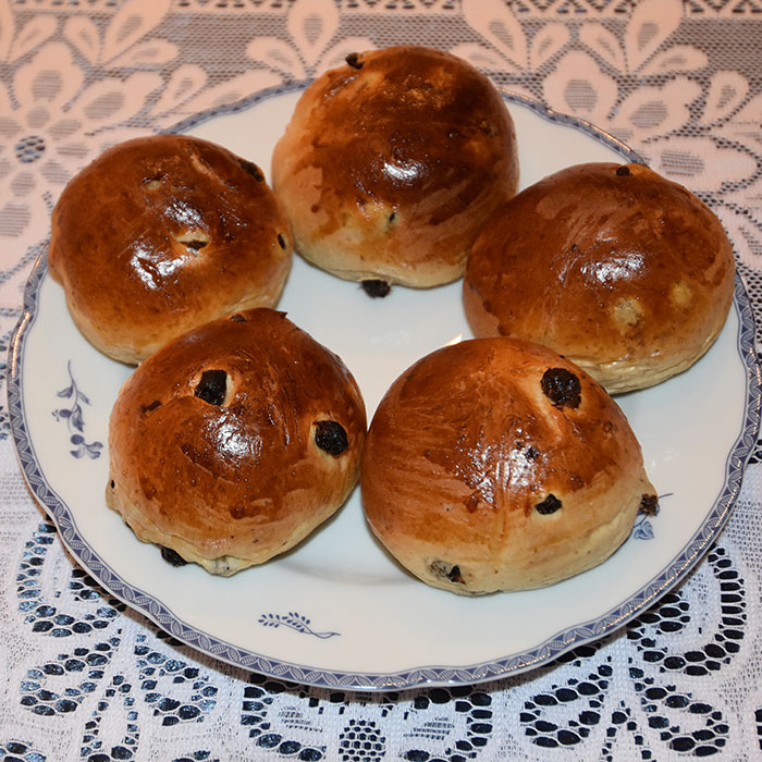 Boller med Rosine Porsjoner Tid Vanskelighetsgrad 20 3 ½ timer Enkel Ingredienser 20 g Havregryn 5 ½ dl Vann 1 pakke Gjær 1 dl Olje (raps) 200 g Sukker 5 g Gjær 20 g Kardemomme 1 kg Hvetemel 350 g Rosiner (valgfritt) Egg til pensling (valgfrittI https://heidisboble.no/ @heidisboble