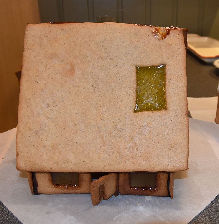 Pepperkakedeig til pepperkakehus (og pepperkaker selvfølgelig) Ingredienser 450 g Hvetemel 150 g Smør 1 dl Sirup (125 g) 2 dl Sukker 1 dl Kremfløte ½ ts Nellik ½ ts Ingefær ½ ts Pepper 2 ts Kanel 1 ts Bakepulver For montering og pynt: Sukker (smeltet) Kjærligheter på pinne Melis Konditorfarge Non-stop og/eller annet godteri https://heidisboble.no/ @heidisboble