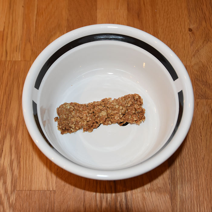 Leverpostei bein (hundekjeks) Ingredienser 1 Egg 300 g Leverpostei 500 g Havregryn (lettkokte) 300 g Cottage cheese 1 dl Olje (raps, soya, solsikke) Potetmel (til utkjevling) Pynt (valgfritt): 1 Eggehvite Hundegodbiter (små, kjøpte) Liver bones (dog treats) Ingredients: 1 Egg 300 g Liver pate 500 g Oatmeal 300 g Cottage cheese 1 dl Oil (rapeseed, soy, sunflower) Potato flour (for rolling) Decorations (optional): 1 Egg white Dog treats (small bought) https://heidisboble.no/ @heidisboble