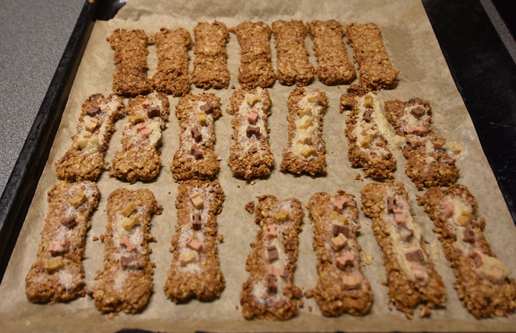 Leverpostei bein (hundekjeks) Ingredienser 1 Egg 300 g Leverpostei 500 g Havregryn (lettkokte) 300 g Cottage cheese 1 dl Olje (raps, soya, solsikke) Potetmel (til utkjevling) Pynt (valgfritt): 1 Eggehvite Hundegodbiter (små, kjøpte) Liver bones (dog treats) Ingredients: 1 Egg 300 g Liver pate 500 g Oatmeal 300 g Cottage cheese 1 dl Oil (rapeseed, soy, sunflower) Potato flour (for rolling) Decorations (optional): 1 Egg white Dog treats (small bought) https://heidisboble.no/ @heidisboble