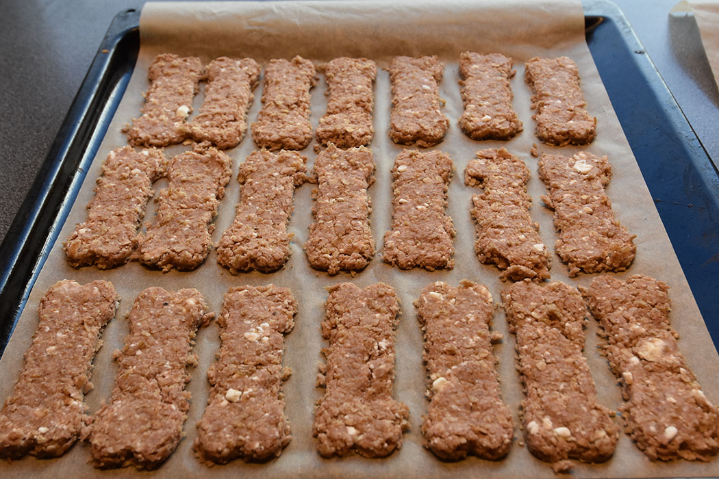 Leverpostei bein (hundekjeks) Ingredienser 1 Egg 300 g Leverpostei 500 g Havregryn (lettkokte) 300 g Cottage cheese 1 dl Olje (raps, soya, solsikke) Potetmel (til utkjevling) Pynt (valgfritt): 1 Eggehvite Hundegodbiter (små, kjøpte) Liver bones (dog treats) Ingredients: 1 Egg 300 g Liver pate 500 g Oatmeal 300 g Cottage cheese 1 dl Oil (rapeseed, soy, sunflower) Potato flour (for rolling) Decorations (optional): 1 Egg white Dog treats (small bought) https://heidisboble.no/ @heidisboble