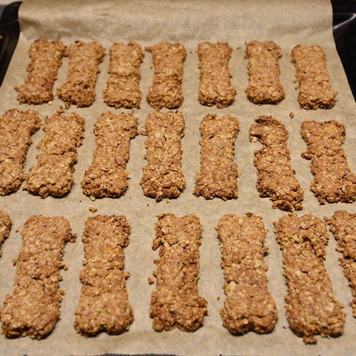 Leverpostei bein (hundekjeks) Ingredienser 1 Egg 300 g Leverpostei 500 g Havregryn (lettkokte) 300 g Cottage cheese 1 dl Olje (raps, soya, solsikke) Potetmel (til utkjevling) Pynt (valgfritt): 1 Eggehvite Hundegodbiter (små, kjøpte) Liver bones (dog treats) Ingredients: 1 Egg 300 g Liver pate 500 g Oatmeal 300 g Cottage cheese 1 dl Oil (rapeseed, soy, sunflower) Potato flour (for rolling) Decorations (optional): 1 Egg white Dog treats (small bought) https://heidisboble.no/ @heidisboble