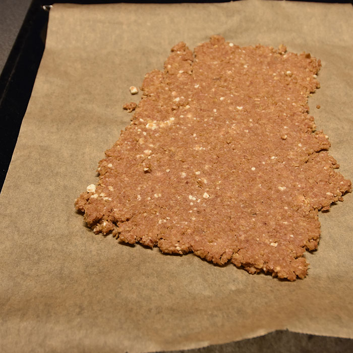 Leverpostei bein (hundekjeks) Ingredienser 1 Egg 300 g Leverpostei 500 g Havregryn (lettkokte) 300 g Cottage cheese 1 dl Olje (raps, soya, solsikke) Potetmel (til utkjevling) Pynt (valgfritt): 1 Eggehvite Hundegodbiter (små, kjøpte) Liver bones (dog treats) Ingredients: 1 Egg 300 g Liver pate 500 g Oatmeal 300 g Cottage cheese 1 dl Oil (rapeseed, soy, sunflower) Potato flour (for rolling) Decorations (optional): 1 Egg white Dog treats (small bought) https://heidisboble.no/ @heidisboble