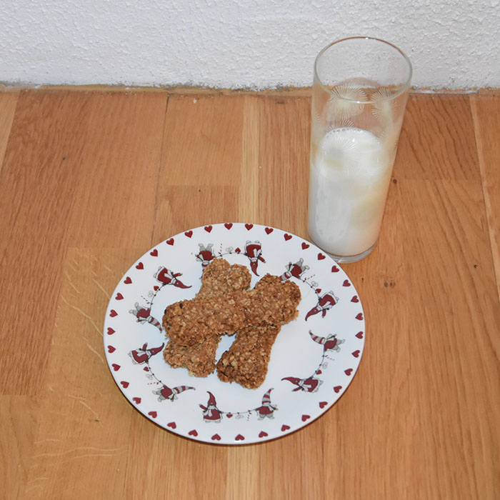 Leverpostei bein (hundekjeks) Ingredienser 1 Egg 300 g Leverpostei 500 g Havregryn (lettkokte) 300 g Cottage cheese 1 dl Olje (raps, soya, solsikke) Potetmel (til utkjevling) Pynt (valgfritt): 1 Eggehvite Hundegodbiter (små, kjøpte) Liver bones (dog treats) Ingredients: 1 Egg 300 g Liver pate 500 g Oatmeal 300 g Cottage cheese 1 dl Oil (rapeseed, soy, sunflower) Potato flour (for rolling) Decorations (optional): 1 Egg white Dog treats (small bought) https://heidisboble.no/ @heidisboble