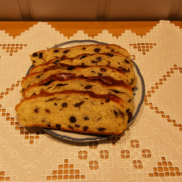 Julebrød Ingredienser: 5 dl Melk 125 g Margarin 1 pk Gjær 1 ts Salt 75 g Sukker 600 (-700) g Hvetemel 1 ts Kardemomme 250 g Rosiner 100 g Sukat https://heidisboble.no/ @heidisboble