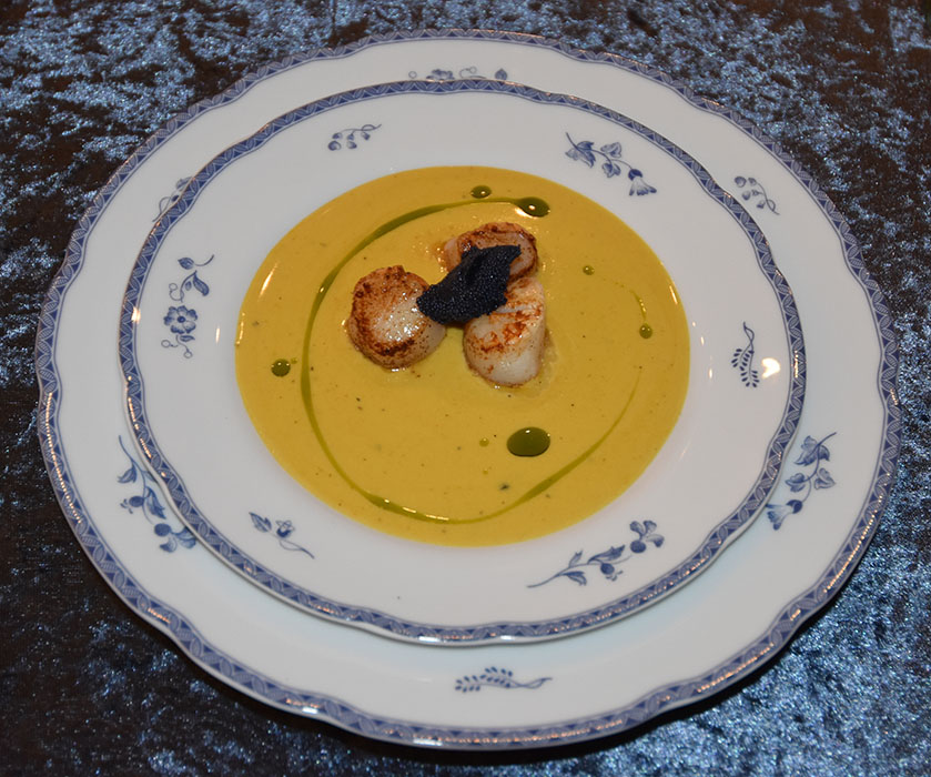 Kamskjell med safransaus Ingredienser: 12 Kamskjell 1 ss Olje (nøytral, f.eks .soya) Salt, pepper 4 ss Lodderogn Tips! Du kan godt bruke ferdig fiskekraft til den retten i steden for å koke den selv. Men da må du være forsiktig med innkokingen av kraften, for mange av de ferdige fiskekraftene er allerede ganske konsentrerte (og salte) Fiskekraft Kraft (ca 2 ½ liter): 2 ½ l Vann (kaldt) 1 kg Fisk (ben, skinn, hode mm) 1 Løk 1 Potet 1 Laubærblad 3 fedd Hvitløk ½ Chili (valgfritt) Salt ¼- ½ ts Safran Safransaus; 2 dl Fiskekraft ¼- ½ ts Safran Salt 1 dl Fløte 3 ss Smør 4 ts Lodderogn https://heidisboble.no/ @heidisboble