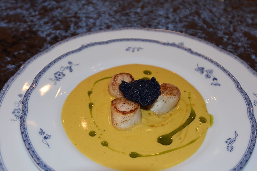 Kamskjell med safransaus Ingredienser: 12 Kamskjell 1 ss Olje (nøytral, f.eks .soya) Salt, pepper 4 ss Lodderogn Tips! Du kan godt bruke ferdig fiskekraft til den retten i steden for å koke den selv. Men da må du være forsiktig med innkokingen av kraften, for mange av de ferdige fiskekraftene er allerede ganske konsentrerte (og salte) Fiskekraft Kraft (ca 2 ½ liter): 2 ½ l Vann (kaldt) 1 kg Fisk (ben, skinn, hode mm) 1 Løk 1 Potet 1 Laubærblad 3 fedd Hvitløk ½ Chili (valgfritt) Salt ¼- ½ ts Safran Safransaus; 2 dl Fiskekraft ¼- ½ ts Safran Salt 1 dl Fløte 3 ss Smør 4 ts Lodderogn https://heidisboble.no/ @heidisboble