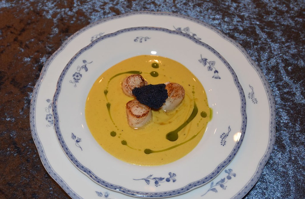 Kamskjell med safransaus Ingredienser: 12 Kamskjell 1 ss Olje (nøytral, f.eks .soya) Salt, pepper 4 ss Lodderogn Tips! Du kan godt bruke ferdig fiskekraft til den retten i steden for å koke den selv. Men da må du være forsiktig med innkokingen av kraften, for mange av de ferdige fiskekraftene er allerede ganske konsentrerte (og salte) Fiskekraft Kraft (ca 2 ½ liter): 2 ½ l Vann (kaldt) 1 kg Fisk (ben, skinn, hode mm) 1 Løk 1 Potet 1 Laubærblad 3 fedd Hvitløk ½ Chili (valgfritt) Salt ¼- ½ ts Safran Safransaus; 2 dl Fiskekraft ¼- ½ ts Safran Salt 1 dl Fløte 3 ss Smør 4 ts Lodderogn https://heidisboble.no/ @heidisboble