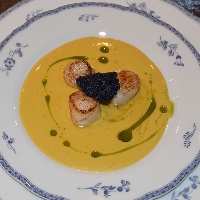 Kamskjell med safransaus Ingredienser: 12 Kamskjell 1 ss Olje (nøytral, f.eks .soya) Salt, pepper 4 ss Lodderogn Tips! Du kan godt bruke ferdig fiskekraft til den retten i steden for å koke den selv. Men da må du være forsiktig med innkokingen av kraften, for mange av de ferdige fiskekraftene er allerede ganske konsentrerte (og salte) Fiskekraft Kraft (ca 2 ½ liter): 2 ½ l Vann (kaldt) 1 kg Fisk (ben, skinn, hode mm) 1 Løk 1 Potet 1 Laubærblad 3 fedd Hvitløk ½ Chili (valgfritt) Salt ¼- ½ ts Safran Safransaus; 2 dl Fiskekraft ¼- ½ ts Safran Salt 1 dl Fløte 3 ss Smør 4 ts Lodderogn https://heidisboble.no/ @heidisboble