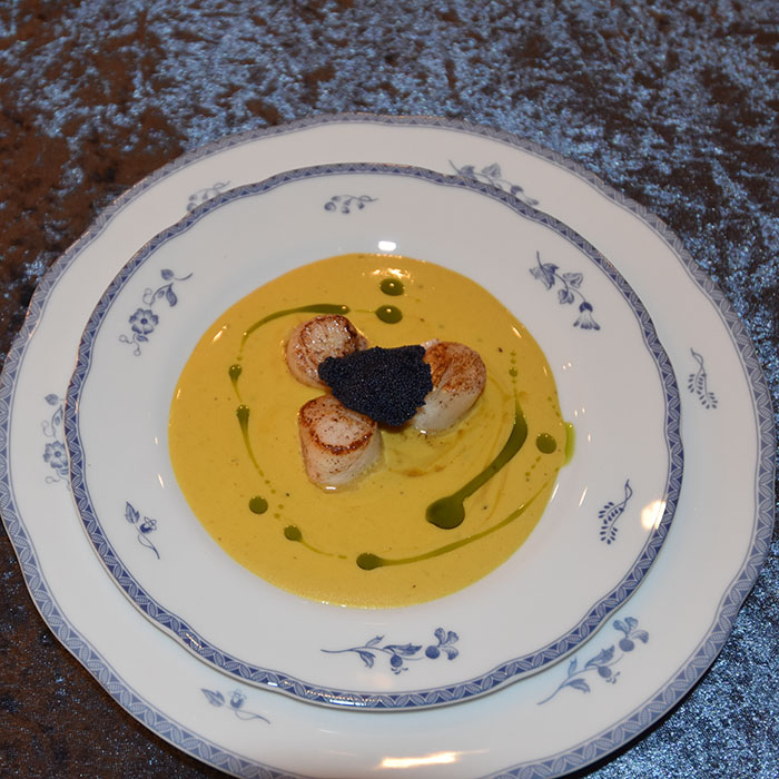 Kamskjell med safransaus Ingredienser: 12 Kamskjell 1 ss Olje (nøytral, f.eks .soya) Salt, pepper 4 ss Lodderogn Tips! Du kan godt bruke ferdig fiskekraft til den retten i steden for å koke den selv. Men da må du være forsiktig med innkokingen av kraften, for mange av de ferdige fiskekraftene er allerede ganske konsentrerte (og salte) Fiskekraft Kraft (ca 2 ½ liter): 2 ½ l Vann (kaldt) 1 kg Fisk (ben, skinn, hode mm) 1 Løk 1 Potet 1 Laubærblad 3 fedd Hvitløk ½ Chili (valgfritt) Salt ¼- ½ ts Safran Safransaus; 2 dl Fiskekraft ¼- ½ ts Safran Salt 1 dl Fløte 3 ss Smør 4 ts Lodderogn https://heidisboble.no/ @heidisboble