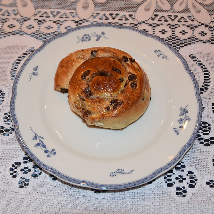 Kanelsnurrer med Rosiner Ingredienser 20 g Havregryn 5 ½ dl Vann 1 pakke Gjær 1 dl Olje (raps) 200 g Sukker 5 g Gjær 20 g Kardemomme 1 kg Hvetemel 350 g Rosiner (valgfritt) Smør Sukker Kanel Egg til pensling (valgfrittI https://heidisboble.no/ @heidisboble