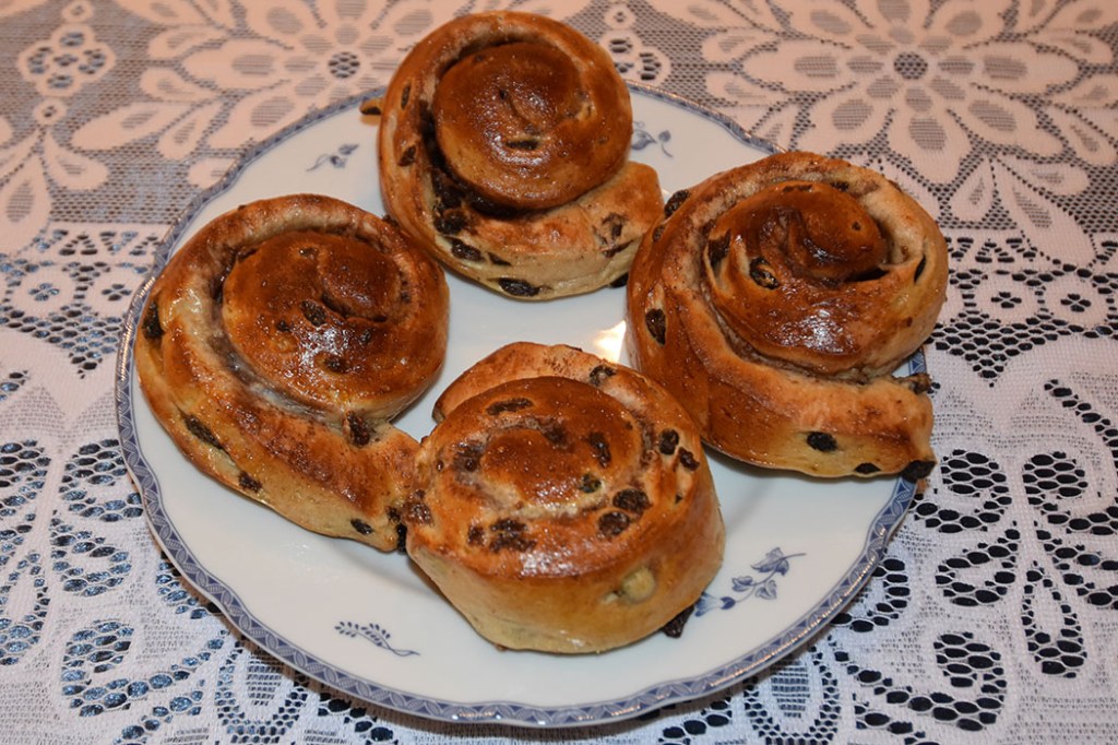 Kanelsnurrer med Rosiner Ingredienser 20 g Havregryn 5 ½ dl Vann 1 pakke Gjær 1 dl Olje (raps) 200 g Sukker 5 g Gjær 20 g Kardemomme 1 kg Hvetemel 350 g Rosiner (valgfritt) Smør Sukker Kanel Egg til pensling (valgfrittI https://heidisboble.no/ @heidisboble