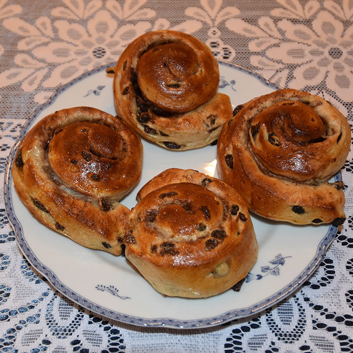 Kanelsnurrer med Rosiner Ingredienser 20 g Havregryn 5 ½ dl Vann 1 pakke Gjær 1 dl Olje (raps) 200 g Sukker 5 g Gjær 20 g Kardemomme 1 kg Hvetemel 350 g Rosiner (valgfritt) Smør Sukker Kanel Egg til pensling (valgfrittI https://heidisboble.no/ @heidisboble
