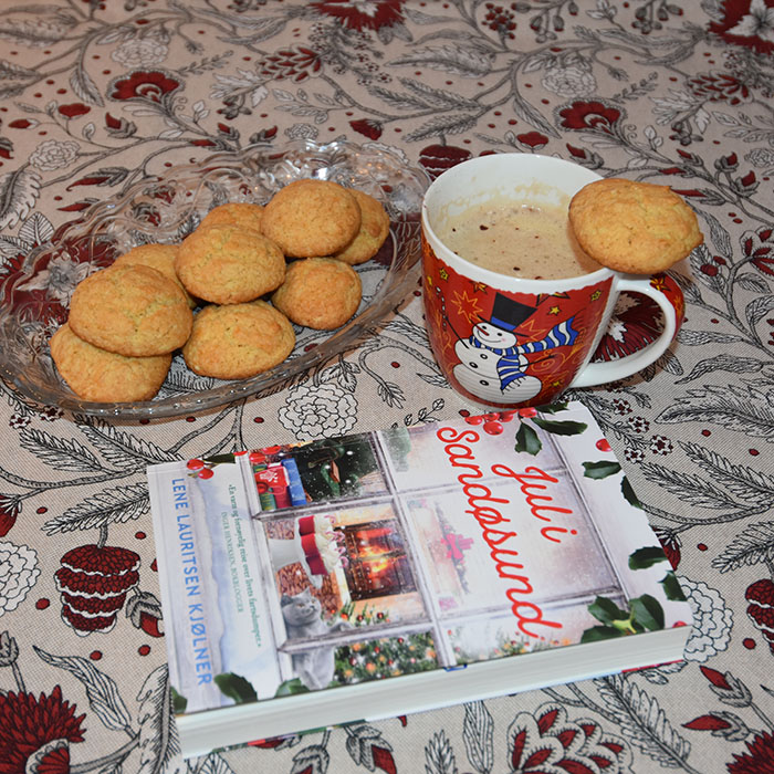 Kjølner, Lene Lauritsen (2021) «Jul i Sandøsund», Fagervik Forlag OG Farmors Serinakaker Ingredienser 150 g Smør 250 g Hvetemel 2 ts Bakepulver 2 ts Vaniljesukker 100 g Sukker 1-2 Egg https://heidisboble.no/ @heidisboble