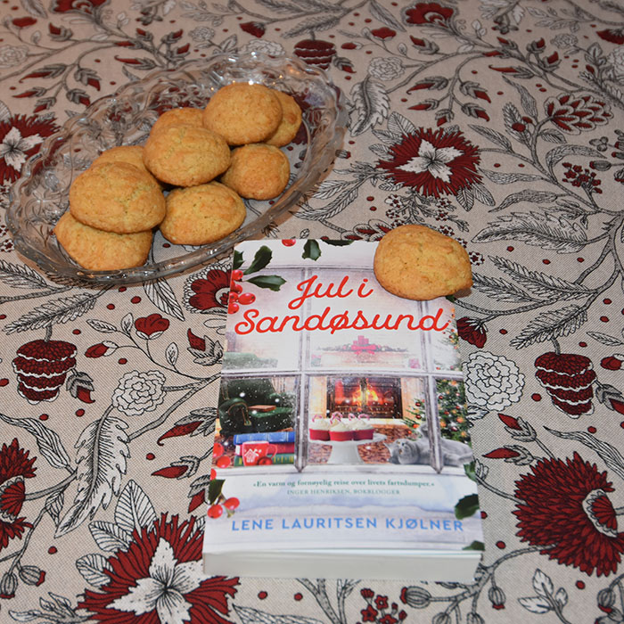 Kjølner, Lene Lauritsen (2021) «Jul i Sandøsund», Fagervik Forlag OG Farmors Serinakaker Ingredienser 150 g Smør 250 g Hvetemel 2 ts Bakepulver 2 ts Vaniljesukker 100 g Sukker 1-2 Egg https://heidisboble.no/ @heidisboble