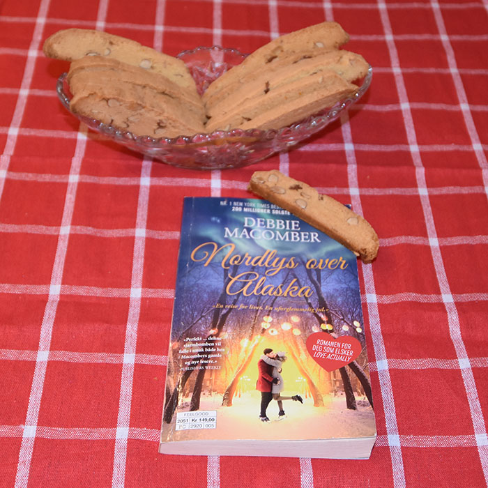 Debbie (2020) «Nordlys over Alaska», Cappelen Damm OG Biscotti med appelsin og mandler Ingredienser: 180 g Smør 3 dl Sukker 1½ ss Appelsinskall (raspet) 2 Egg 8 – 9 dl Hvetemel 1 ts Bakepulver 2 dl Mandler (ca 125 g) https://heidisboble.no/ @heidisboble