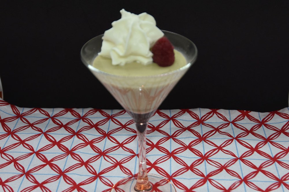 Matcha Panna cotta Ingredienser: 3 plater Gelatin 3 dl Melk 3 dl Kremfløte 1 ss Matcha-pulver 1 ts Vaniljesukker 50 g Sukker Pynt (valgfritt): 1 ss Pistasjnøtter (hakket) 12 Jordbær/bringebær (delte) 1 dl Kremfløte (pisket) https://heidisboble.no/ @heidisboble