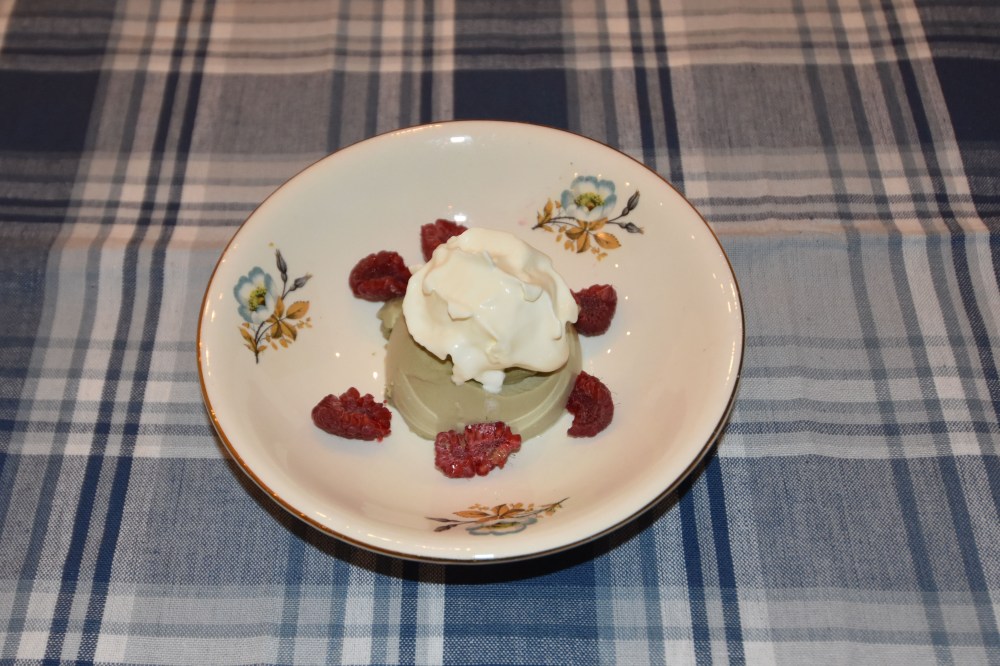 Matcha Panna cotta Ingredienser: 3 plater Gelatin 3 dl Melk 3 dl Kremfløte 1 ss Matcha-pulver 1 ts Vaniljesukker 50 g Sukker Pynt (valgfritt): 1 ss Pistasjnøtter (hakket) 12 Jordbær/bringebær (delte) 1 dl Kremfløte (pisket) https://heidisboble.no/ @heidisboble