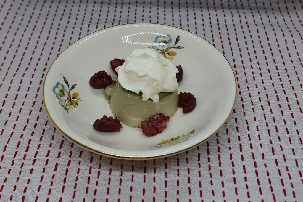 Matcha Panna cotta Ingredienser: 3 plater Gelatin 3 dl Melk 3 dl Kremfløte 1 ss Matcha-pulver 1 ts Vaniljesukker 50 g Sukker Pynt (valgfritt): 1 ss Pistasjnøtter (hakket) 12 Jordbær/bringebær (delte) 1 dl Kremfløte (pisket) https://heidisboble.no/ @heidisboble