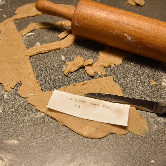 Pepperkakedeig til pepperkakehus (og pepperkaker selvfølgelig) Ingredienser 450 g Hvetemel 150 g Smør 1 dl Sirup (125 g) 2 dl Sukker 1 dl Kremfløte ½ ts Nellik ½ ts Ingefær ½ ts Pepper 2 ts Kanel 1 ts Bakepulver For montering og pynt: Sukker (smeltet) Kjærligheter på pinne Melis Konditorfarge Non-stop og/eller annet godteri https://heidisboble.no/ @heidisboble