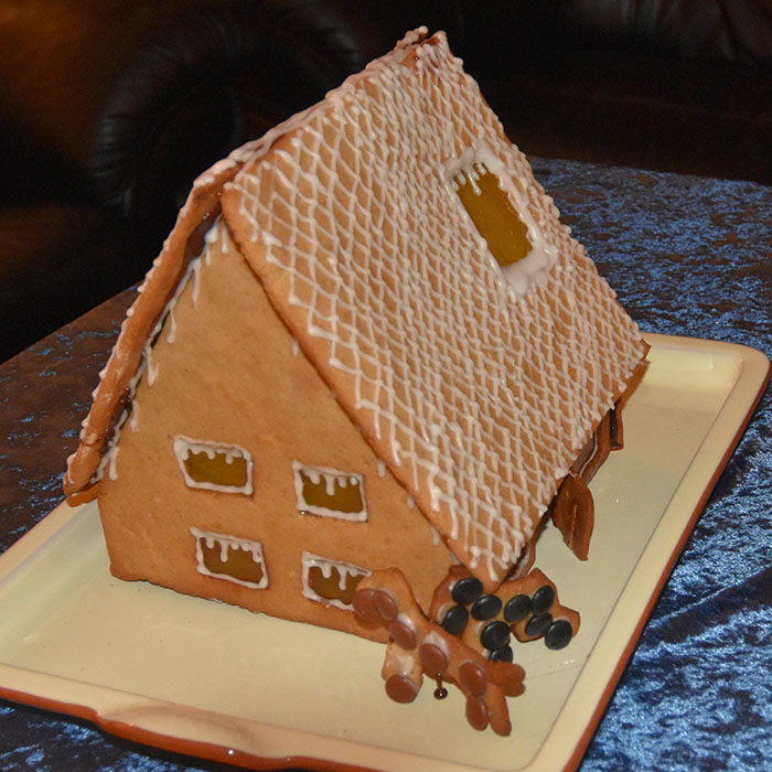 Pepperkakedeig til pepperkakehus (og pepperkaker selvfølgelig) Ingredienser 450 g Hvetemel 150 g Smør 1 dl Sirup (125 g) 2 dl Sukker 1 dl Kremfløte ½ ts Nellik ½ ts Ingefær ½ ts Pepper 2 ts Kanel 1 ts Bakepulver For montering og pynt: Sukker (smeltet) Kjærligheter på pinne Melis Konditorfarge Non-stop og/eller annet godteri https://heidisboble.no/ @heidisboble