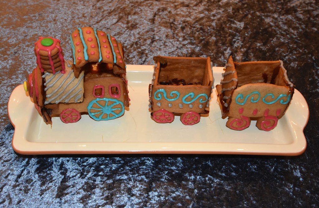 Pepperkakedeig til pepperkakehus (og pepperkaker selvfølgelig) Ingredienser 450 g Hvetemel 150 g Smør 1 dl Sirup (125 g) 2 dl Sukker 1 dl Kremfløte ½ ts Nellik ½ ts Ingefær ½ ts Pepper 2 ts Kanel 1 ts Bakepulver For montering og pynt: Sukker (smeltet) Kjærligheter på pinne Melis Konditorfarge Non-stop og/eller annet godteri https://heidisboble.no/ @heidisboble