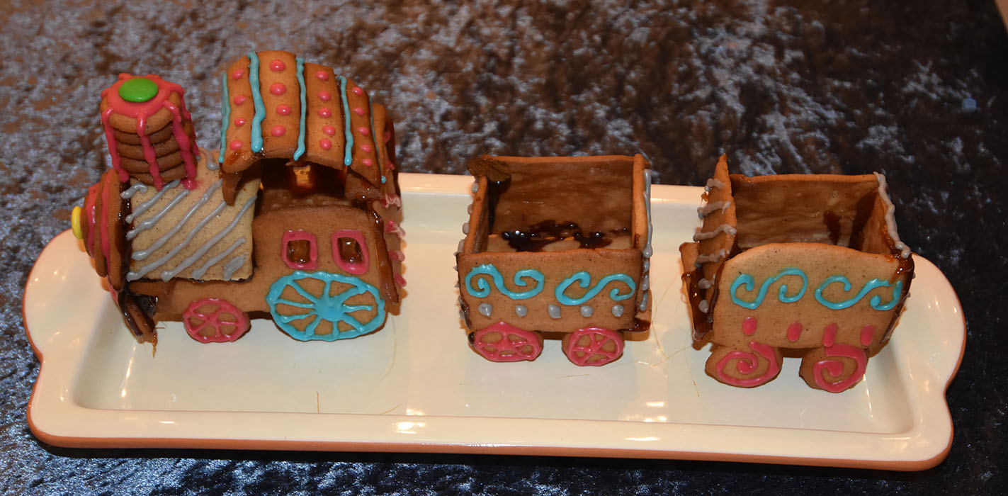 Pepperkakedeig til pepperkakehus (og pepperkaker selvfølgelig) Ingredienser 450 g Hvetemel 150 g Smør 1 dl Sirup (125 g) 2 dl Sukker 1 dl Kremfløte ½ ts Nellik ½ ts Ingefær ½ ts Pepper 2 ts Kanel 1 ts Bakepulver For montering og pynt: Sukker (smeltet) Kjærligheter på pinne Melis Konditorfarge Non-stop og/eller annet godteri https://heidisboble.no/ @heidisboble