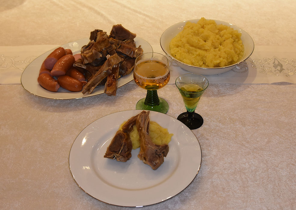 Pinnekjøtt Ingredienser: 1 – 1 ½ kg Pinnekjøtt Pølser Kålrotstappe: 1 Kålrot (middels/stor) 1-2 Gulerøtter 6-8 Poteter Smør Kraft eller buljonpulver Salt og pepper (gjerne nykvernet) Beregn ca 350 - 450 g pinnekjøtt pr person https://heidisboble.no/ @heidisboble