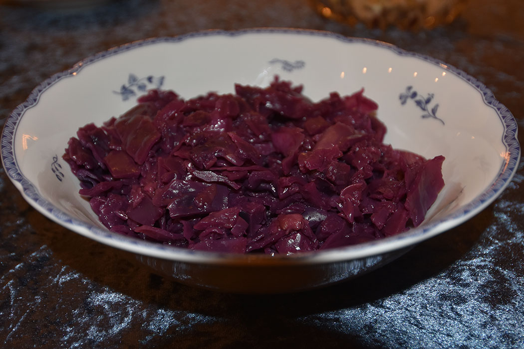 Rødkål Ingredienser Ca 750 g Rødkål 2 Epler 1 – 2 ts Salt 2 ½ dl Kjøttkraft 2 ts Eddik 7% (eller 1 ss Eplecidereddik) 1 ss Ripsgele (eller 2 ts sukker) https://heidisboble.no/ @heidisboble