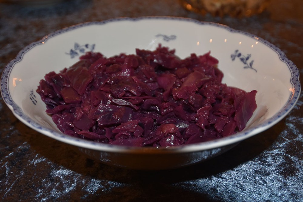 Rødkål Ingredienser Ca 750 g Rødkål 2 Epler 1 – 2 ts Salt 2 ½ dl Kjøttkraft 2 ts Eddik 7% (eller 1 ss Eplecidereddik) 1 ss Ripsgele (eller 2 ts sukker) https://heidisboble.no/ @heidisboble