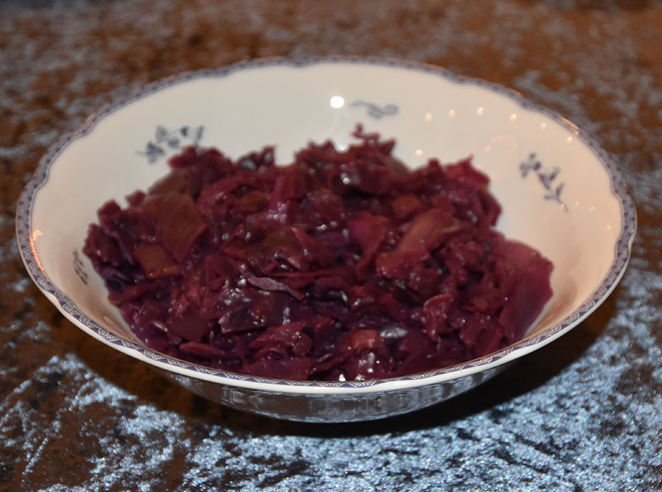 Rødkål Ingredienser Ca 750 g Rødkål 2 Epler 1 – 2 ts Salt 2 ½ dl Kjøttkraft 2 ts Eddik 7% (eller 1 ss Eplecidereddik) 1 ss Ripsgele (eller 2 ts sukker) https://heidisboble.no/ @heidisboble