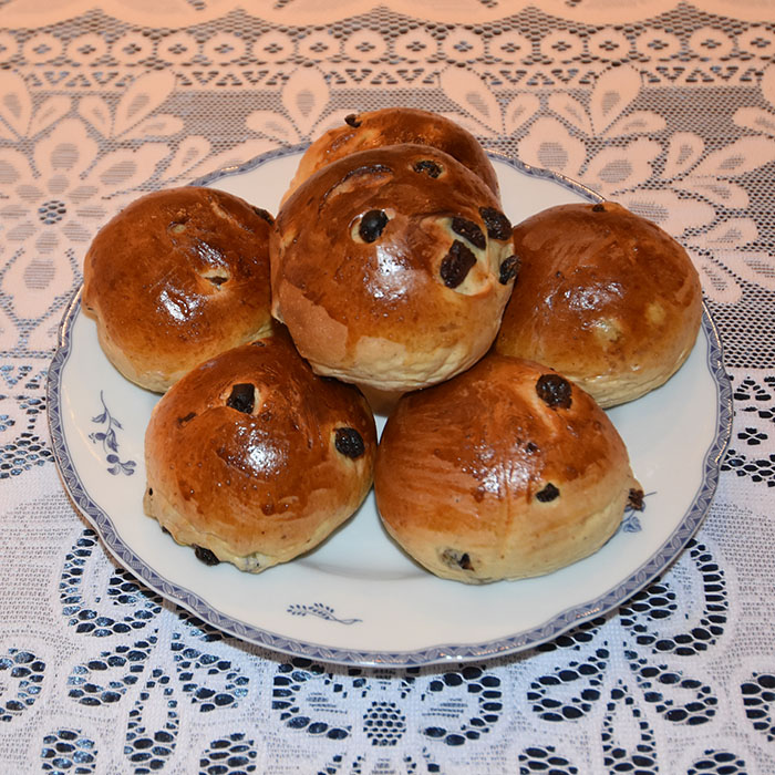 Boller med Rosine Porsjoner Tid Vanskelighetsgrad 20 3 ½ timer Enkel Ingredienser 20 g Havregryn 5 ½ dl Vann 1 pakke Gjær 1 dl Olje (raps) 200 g Sukker 5 g Gjær 20 g Kardemomme 1 kg Hvetemel 350 g Rosiner (valgfritt) Egg til pensling (valgfrittI https://heidisboble.no/ @heidisboble