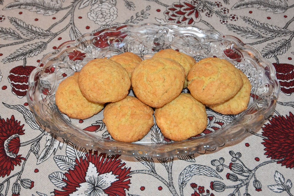 Farmors Serinakaker Ingredienser 150 g Smør 250 g Hvetemel 2 ts Bakepulver 2 ts Vaniljesukker 100 g Sukker 1-2 Egg https://heidisboble.no/ @heidisboble