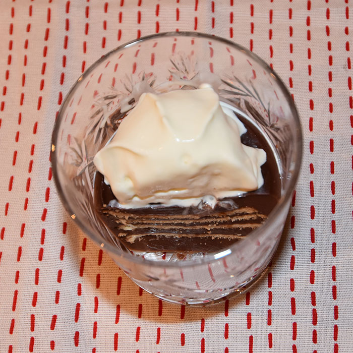 Sjokoladepudding med Mariekjeks Ingredienser: 7 dl Melk 1 Egg ½ dl Sukker 1 dl Kakao 1 dl Maisenna 2 ts Vaniljesukker Mariekejks Krem https://heidisboble.no/ @heidisboble