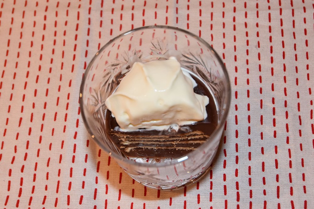 Sjokoladepudding med Mariekjeks Ingredienser: 7 dl Melk 1 Egg ½ dl Sukker 1 dl Kakao 1 dl Maisenna 2 ts Vaniljesukker Mariekejks Krem https://heidisboble.no/ @heidisboble