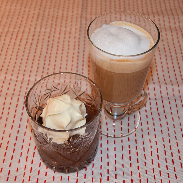 Sjokoladepudding med Mariekjeks Ingredienser: 7 dl Melk 1 Egg ½ dl Sukker 1 dl Kakao 1 dl Maisenna 2 ts Vaniljesukker Mariekejks Krem https://heidisboble.no/ @heidisboble