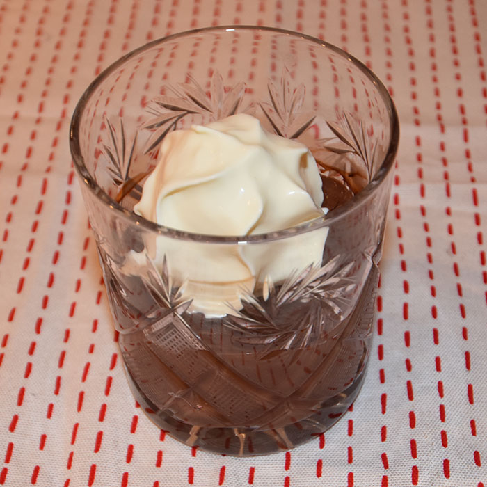 Sjokoladepudding med Mariekjeks Ingredienser: 7 dl Melk 1 Egg ½ dl Sukker 1 dl Kakao 1 dl Maisenna 2 ts Vaniljesukker Mariekejks Krem https://heidisboble.no/ @heidisboble