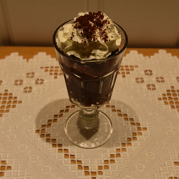 Candy- cane sjokoladepuddig Ingredienser; 3 ss Sukker 1 dl Maisenna 5 ss Kakaopulver 7 ½ dl Melk 2 ts Vaniljesukker 3 ss Candy cane (knuste) / eller Peppermintekstrakt (¼ - ½ ts) Kakesmuler: 9 Digestive kjekser (knuste) 2 ss Sukker 2 ss Kakaopulver 2 ss Smør Pynt: 2 dl Kremfløte (pisket) 1 ts Vaniljesukker ½ ss Sukker Candy cane (grov knuste) Kakesmuler https://heidisboble.no/ @heidisboble