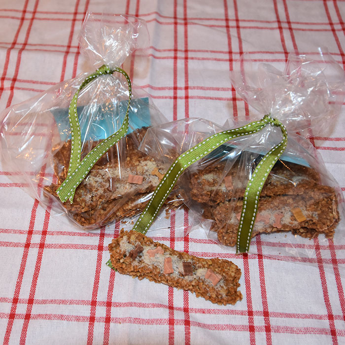 Leverpostei bein (hundekjeks)  Ingredienser  1	Egg  300 g	Leverpostei 500 g	Havregryn (lettkokte) 300 g	Cottage cheese 1 dl	Olje (raps, soya, solsikke) 	Potetmel (til utkjevling)  Pynt (valgfritt): 1	Eggehvite 	Hundegodbiter (små, kjøpte)  Liver bones (dog treats)  Ingredients:  1	Egg  300 g	Liver pate 500 g	Oatmeal 300 g	Cottage cheese 1 dl	Oil (rapeseed, soy, sunflower) 	Potato flour (for rolling)   Decorations (optional): 1	Egg white 	Dog treats (small bought)  https://heidisboble.no/ @heidisboble