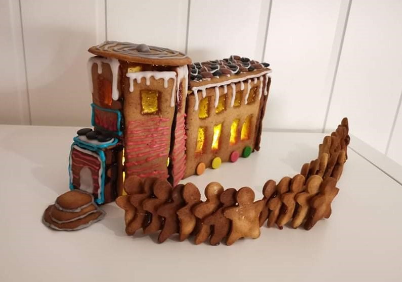 Pepperkakedeig til pepperkakehus (og pepperkaker selvfølgelig) Ingredienser 450 g Hvetemel 150 g Smør 1 dl Sirup (125 g) 2 dl Sukker 1 dl Kremfløte ½ ts Nellik ½ ts Ingefær ½ ts Pepper 2 ts Kanel 1 ts Bakepulver For montering og pynt: Sukker (smeltet) Kjærligheter på pinne Melis Konditorfarge Non-stop og/eller annet godteri https://heidisboble.no/ @heidisboble