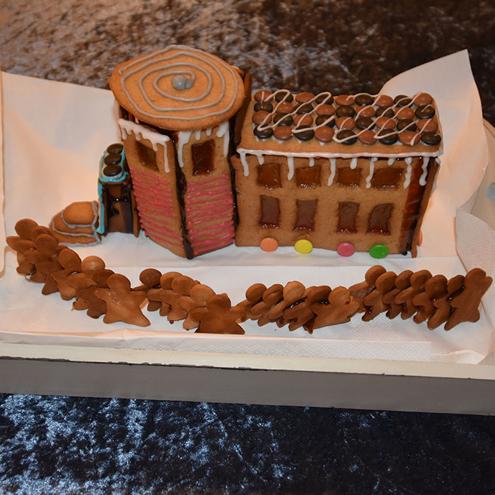 Pepperkakedeig til pepperkakehus (og pepperkaker selvfølgelig) Ingredienser 450 g Hvetemel 150 g Smør 1 dl Sirup (125 g) 2 dl Sukker 1 dl Kremfløte ½ ts Nellik ½ ts Ingefær ½ ts Pepper 2 ts Kanel 1 ts Bakepulver For montering og pynt: Sukker (smeltet) Kjærligheter på pinne Melis Konditorfarge Non-stop og/eller annet godteri https://heidisboble.no/ @heidisboble